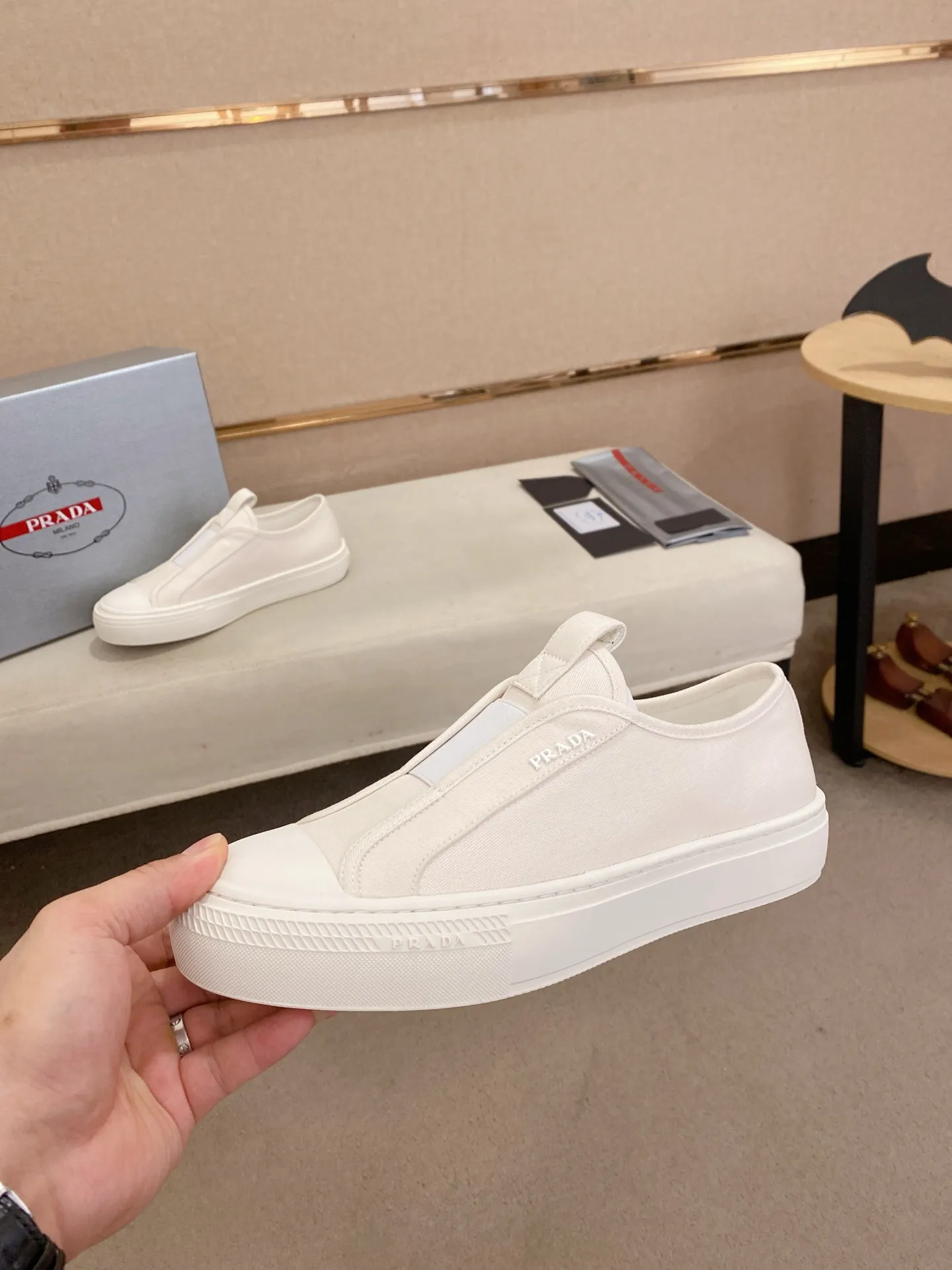 Factory price 580💰 ✔️✔️✔️High version High-quality new PRADA counters are on the market at the same time. The new men's shoes and 😘fabrics are selected from first-layer cowhide and are made by pure handicrafts. Lining: Full cowhide lining. 👍🏿 High-end ☄️ air-cushion molded anti-slip rubber outsole, exquisite lines, simple and elegant, comfortable and high-end for leisure travel. Code number: 38 to 44 (45 can be customized)
